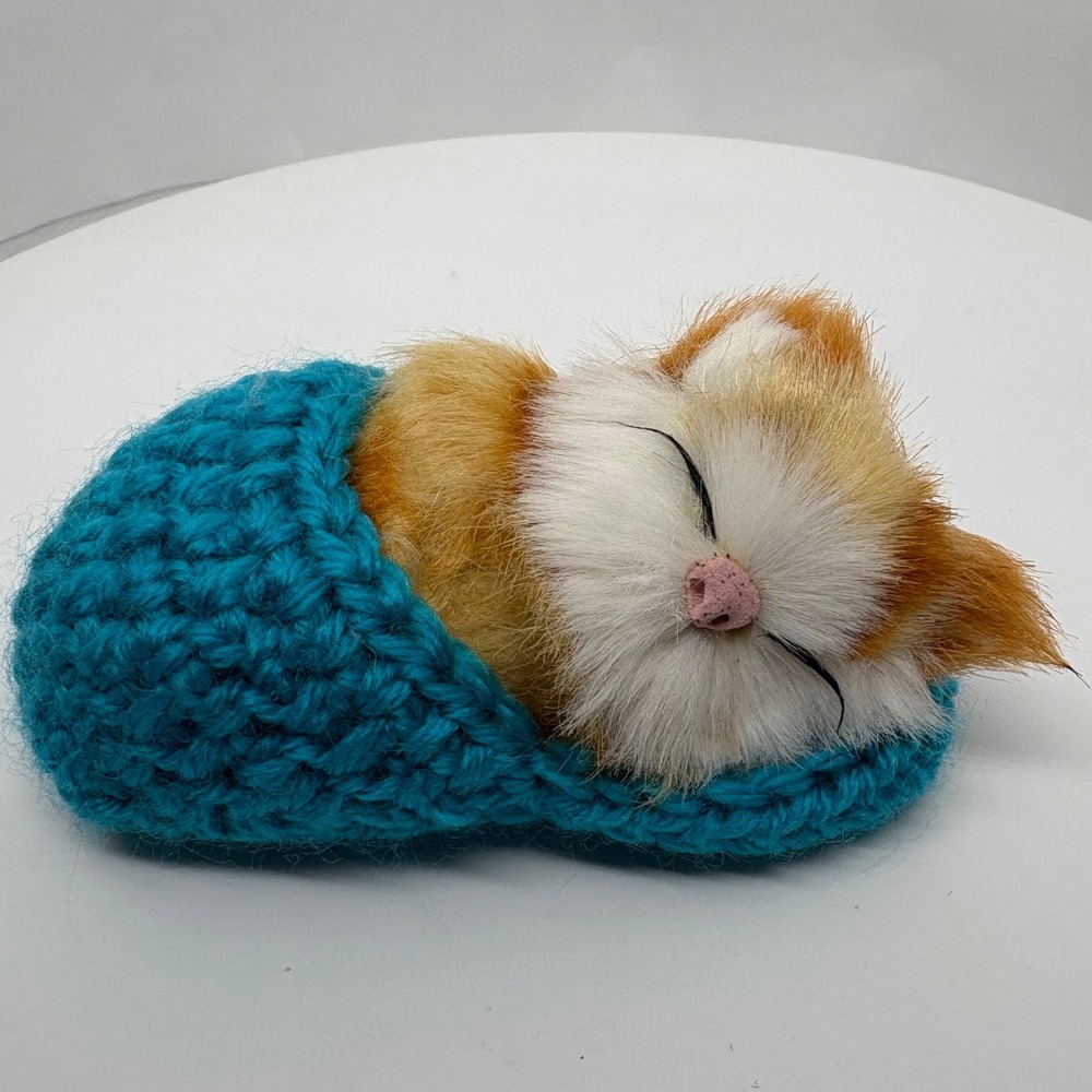 Sleeping Cat Figurine Realistic Kitten in Crocheted Blanket Collectible Decor‎